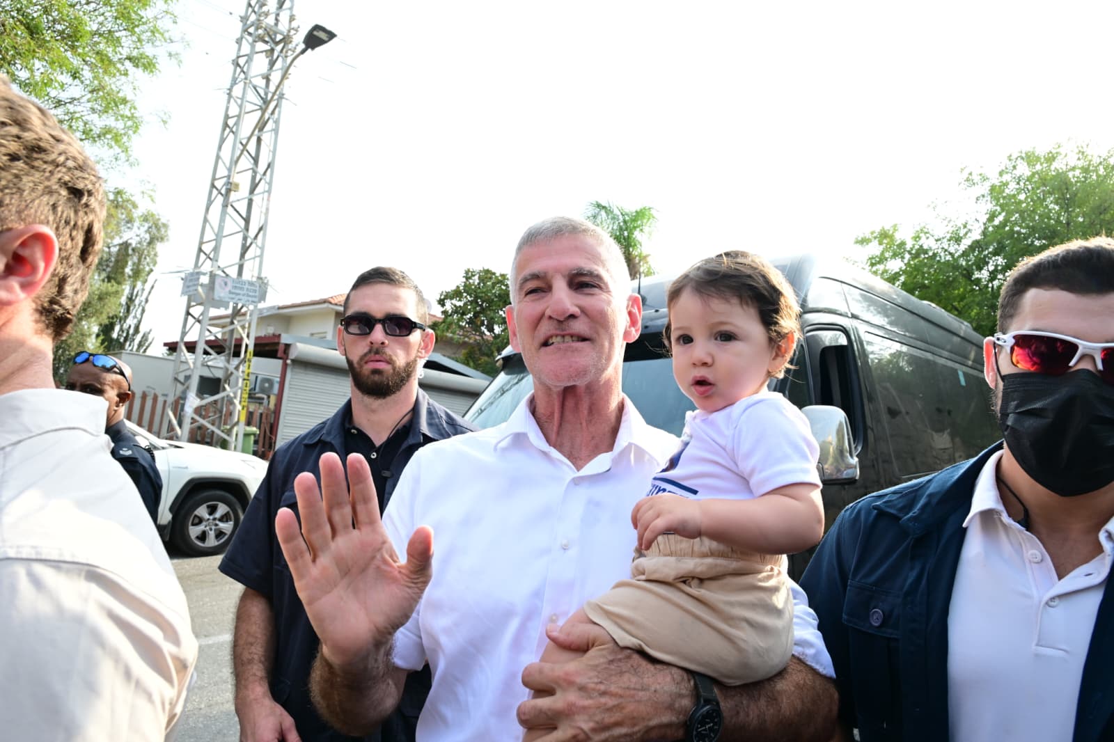 Democrats chair Yair Golan outside his polling station in Rosh HaAyin, Oct 27, 2026. Photo Yossi Zeliger - TPS