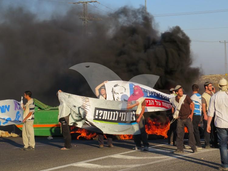 Roadblock protest in Givat Assaf