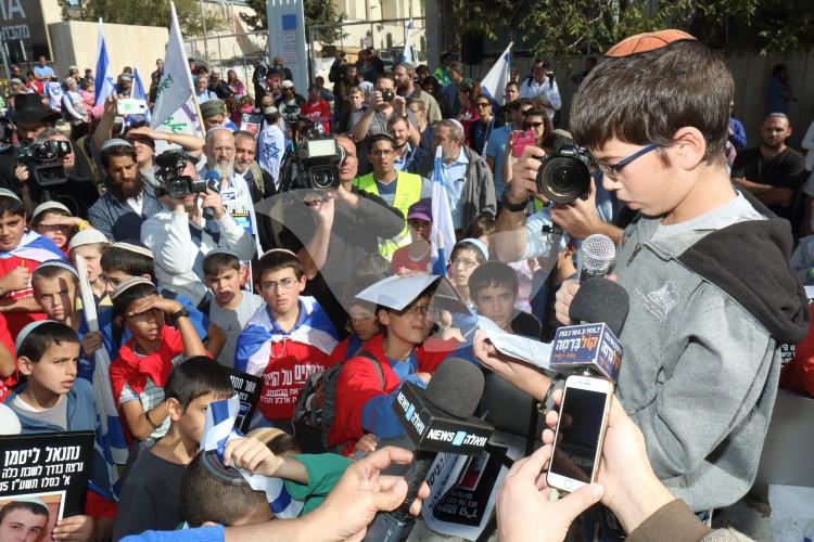 Hundreds of Hebron Residents Demonstrate Against Wave Of Terror Attacks