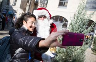Distributing Christmas trees