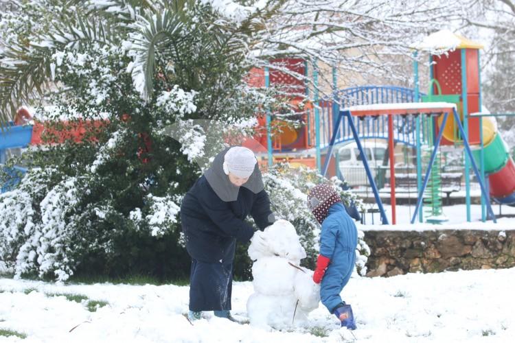 Children in the Snow in Binyamin Region January 2016