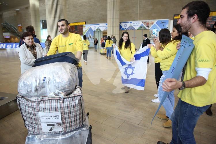 Olim Arrive At Ben-Gurion Airport