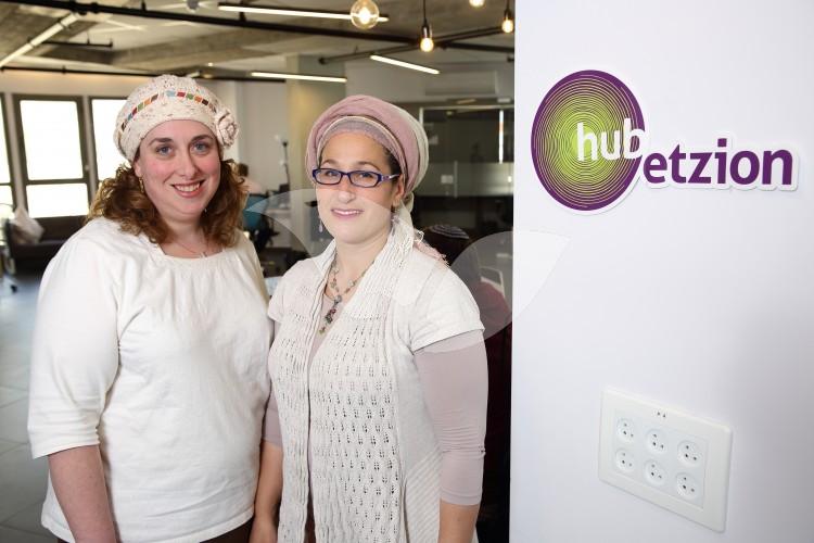 Hub Etzion Founders Amy Shuter (L) and Rachel Moore (R) 23.3.16