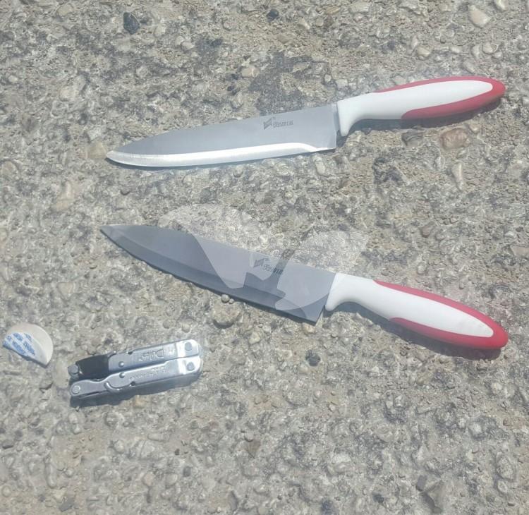 Knives Used in Attempted Stabbing Attack at Qalandiya Checkpoint 27.4.16