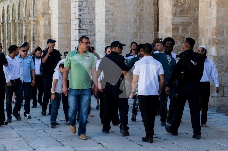 Police Forces Securing Jews on Temple Mount