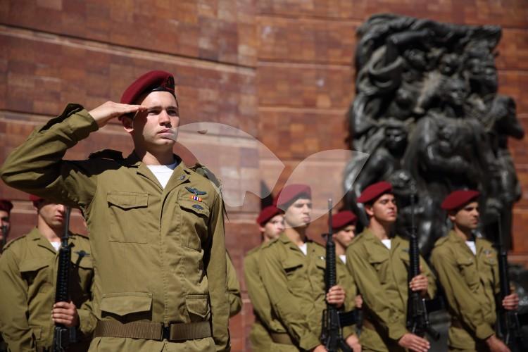 IDF Paratroopers At Yad Vashem