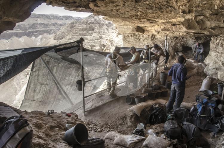 Excavation Volunteers at the Cave of Skulls in the Judean Desert 24.5.16