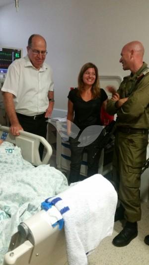 Defense Minister Moshe Ya’alon visits IDF officer in Hadassah Hospital 15.5.16