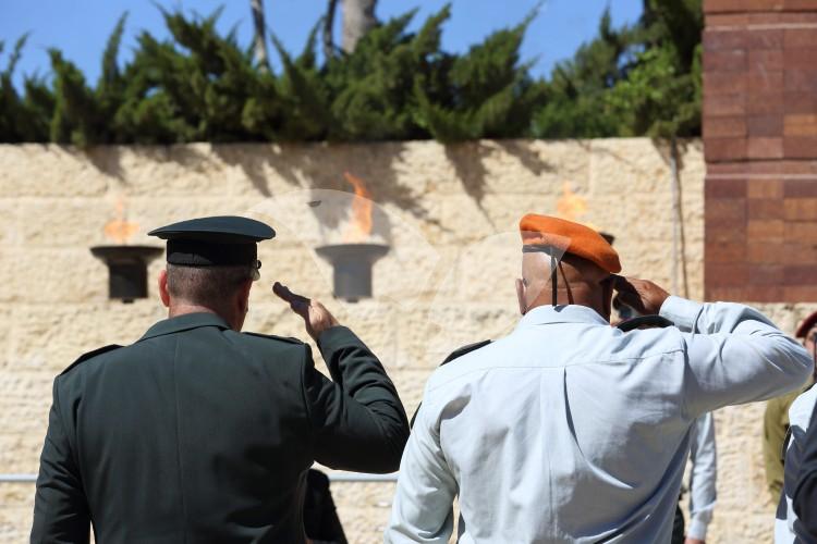 IDF Officers Salute At Yad Vashem