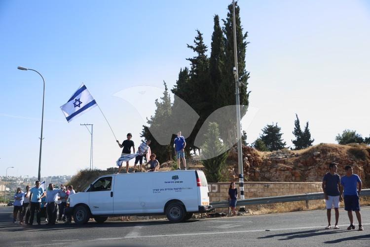 Etzion Residents Take to Local Crossroads in Protest of Deadly Terrorist Attack Today