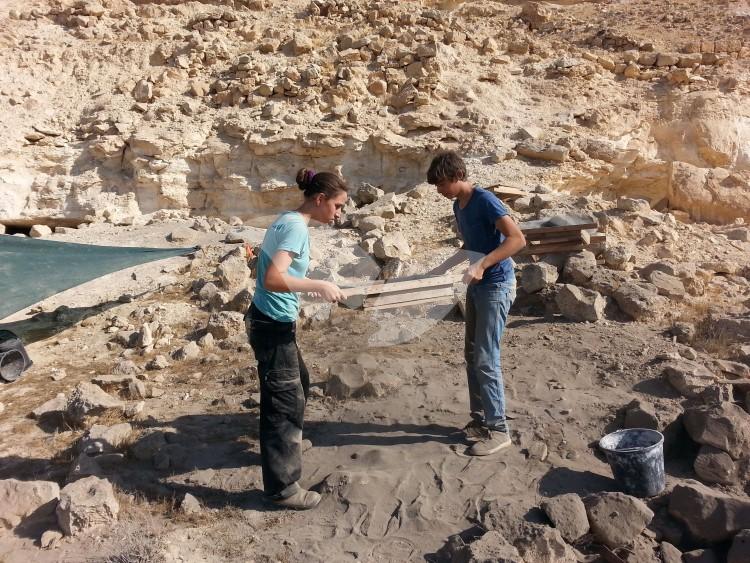 Teenagers Helping Discover Byzantine-Era Livestock Stable in Avdat 8.9.16
