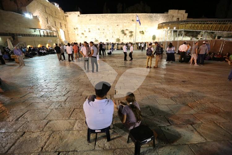 Mourners at Western Wall Plaza on Tish’a Be’av 14.8.16