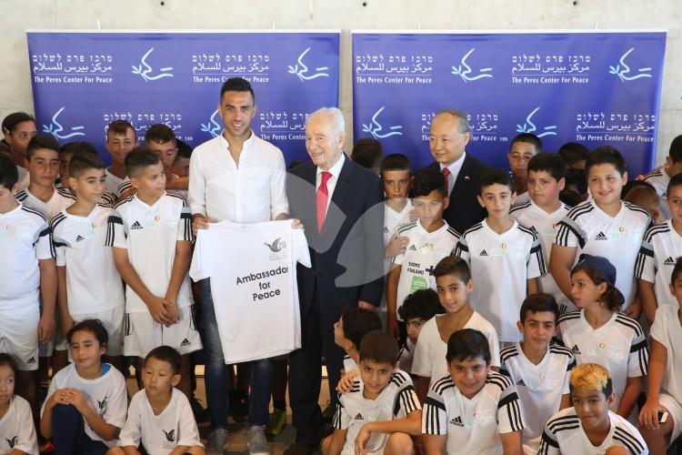 Shimon Peres Appoints Soccer Player Eran Zahavi as “Ambassador for Peace” 28.8.16