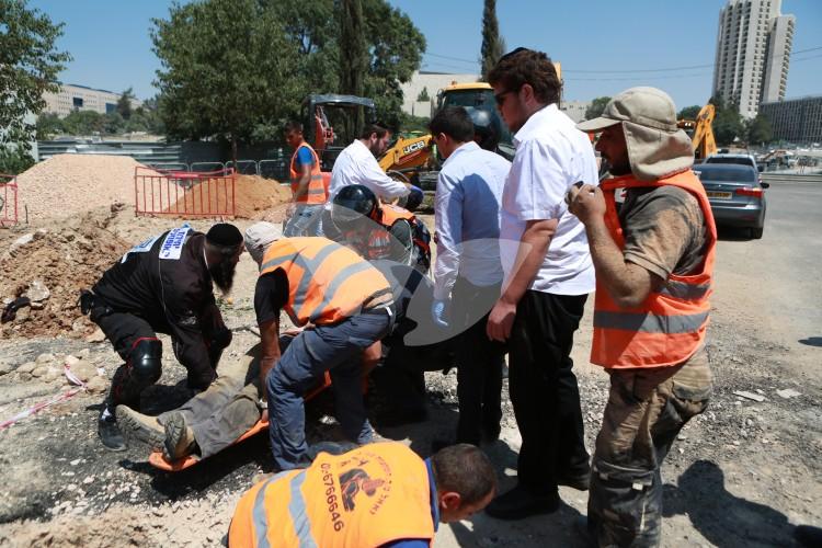 Rescue of Construction Workers Wounded in Accident in Jerusalem 10.8.16