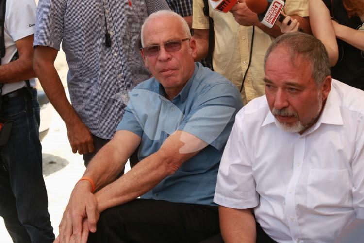 Avigdor Liberman (R) and Uri Ariel (L) in the Negev 29.8.16