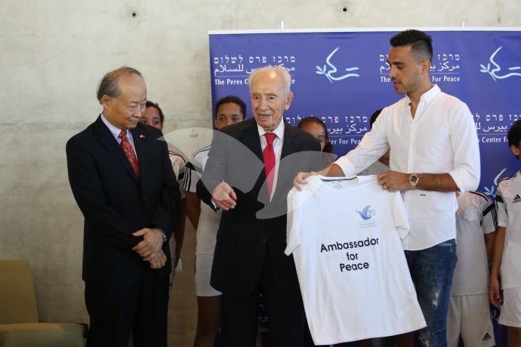 Shimon Peres Appoints Soccer Player Eran Zahavi as “Ambassador for Peace” 28.8.16