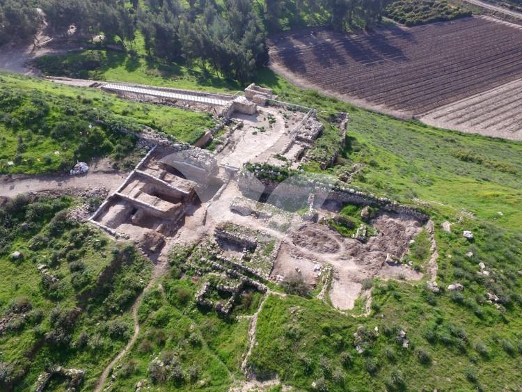 First Temple Era Gate Shrine Exposed at Tel Lachish 28.9.16