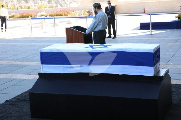 Shimon Peres’ Casket Brought to the Knesset Plaza