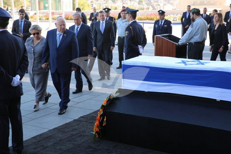 Prime Minister Benjamin Netanyahu Laying Wreath at Peres’ Coffin