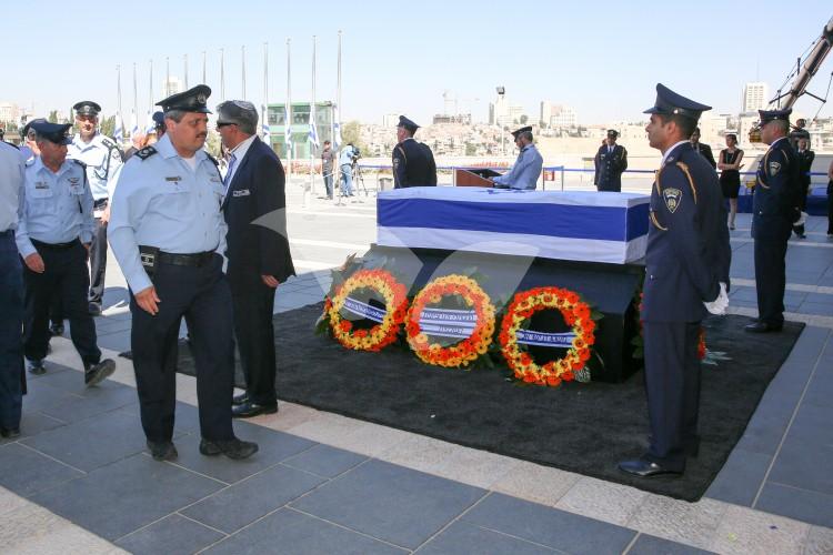 Police Chief Roni Alsheikh paying his respects to Peres
