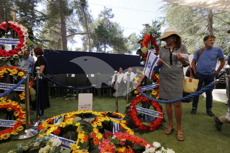Bowing heads at the grave of the late Shimon Peres following his funeral.