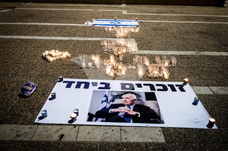 Candles in memory of late former President Shimon Peres at Rabin Square