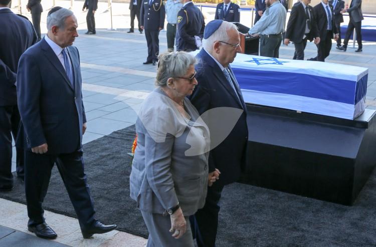 President Reuven Rivlin and Wife Laying Wreath at Peres’ Coffin