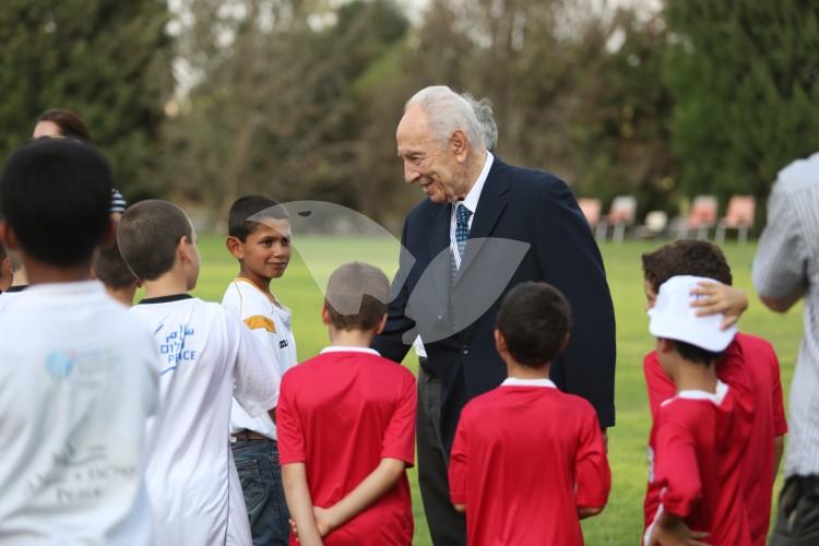 Shimon Peres with Children at the Peres Peace Center