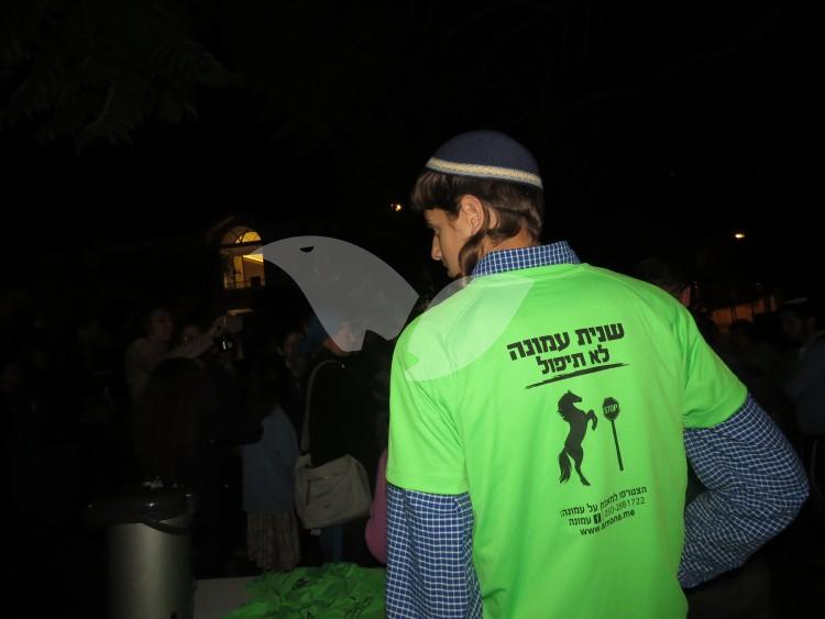 Amona Residents and Supporters Protest Outside Bennett’s House in Ra’anana