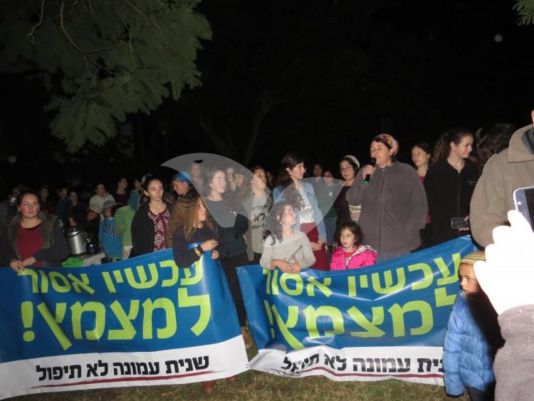 Amona Residents and Supporters Protest Outside Bennett’s House in Ra’anana