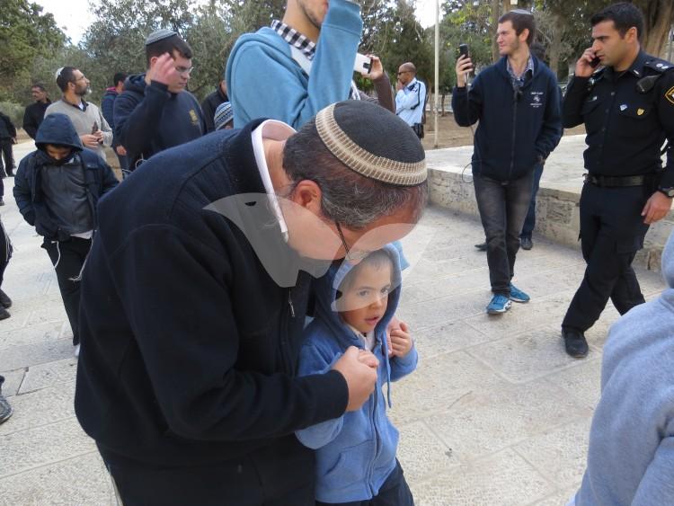 Residents of Amona Pray at the Temple Mount