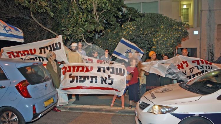 Amona residents Rallying Opposite the Israeli Minister of Finance Moshe Kahlon’s House Calling for Support of the Regulation Law to Save Their Homes from Demolition. 19.11.16