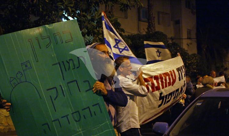 Amona residents Rallying Opposite the Israeli Minister of Finance Moshe Kahlon’s House Calling for Support of the Regulation Law to Save Their Homes from Demolition. 19.11.16