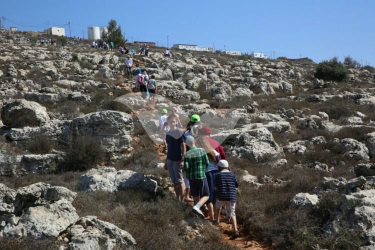 Mass Gathering in Ofra and Amona in solidarity against the eviction of Amona