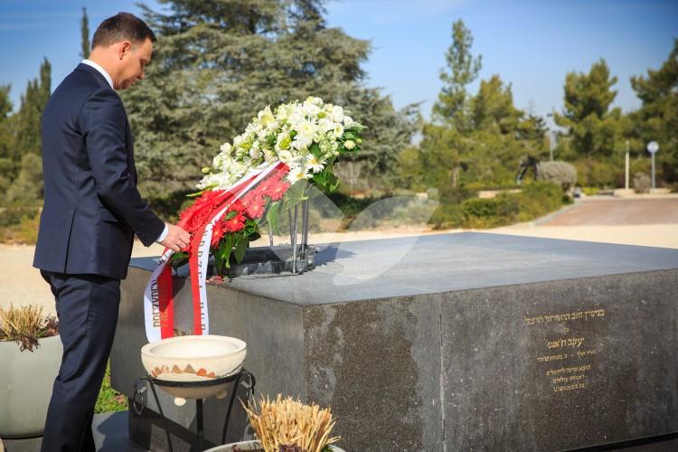 Polish president, Andrzej  Duda, visited Mount Herzel. After a tour of the cemetery, he lay a wreath on Theodor Herzel’s, Yitzhak Rabin’s and Shimon Peres’s graves.
