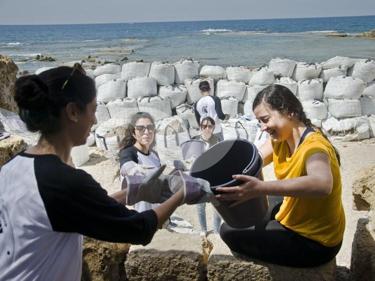 Volunteers participating in the excavation and conservation work in the Caesarea project