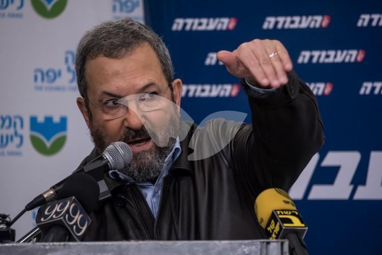 Former PM Ehud Barak calling for open primaries during meeting with Labor Party activists