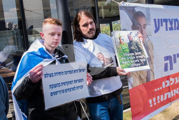 Protesters in Support of Elor Azaria in front of the Military Court in Tel Aviv 21.2.2017