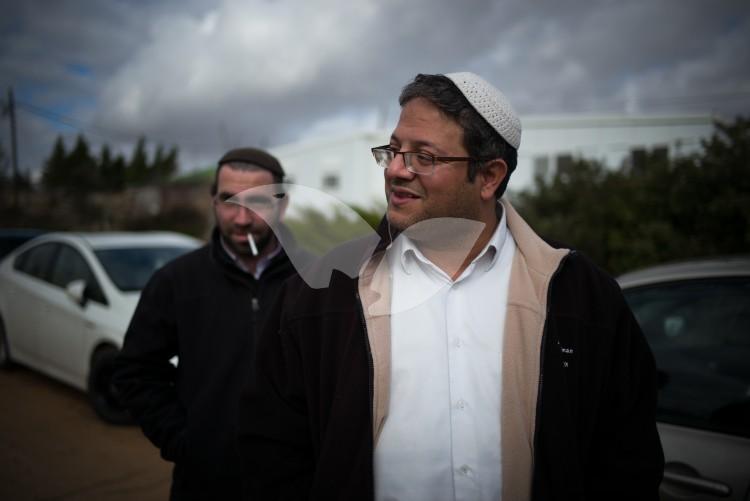 Attorney Itamar Ben-Gvir Visits Amona on the Threshold of the Expected Evacuation
