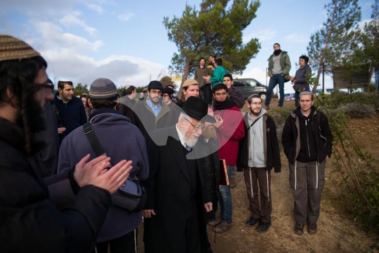 Rabbi Dov Lior Visits Amona on the Threshold of the Expected Evacuation