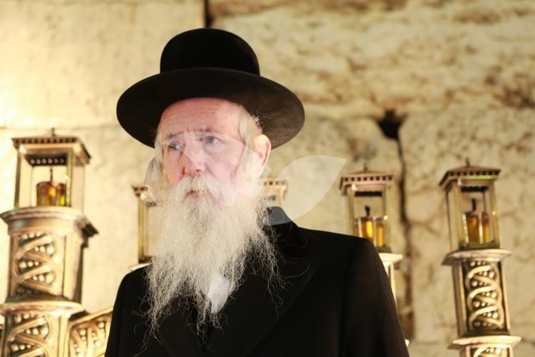 Rabbi Yitzchak Dovid Grossman Lights Up Chanukah Candles at the Western Wall