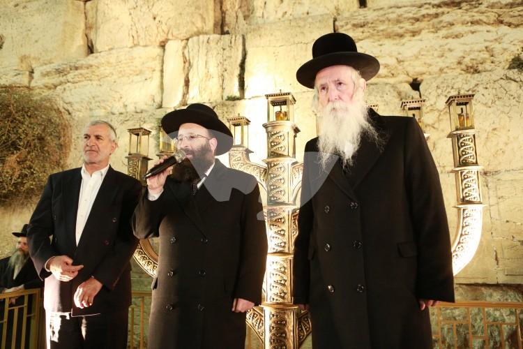 Rabbi Yitzchak Dovid Grossman Lights Up Chanukah Candles at the Western Wall