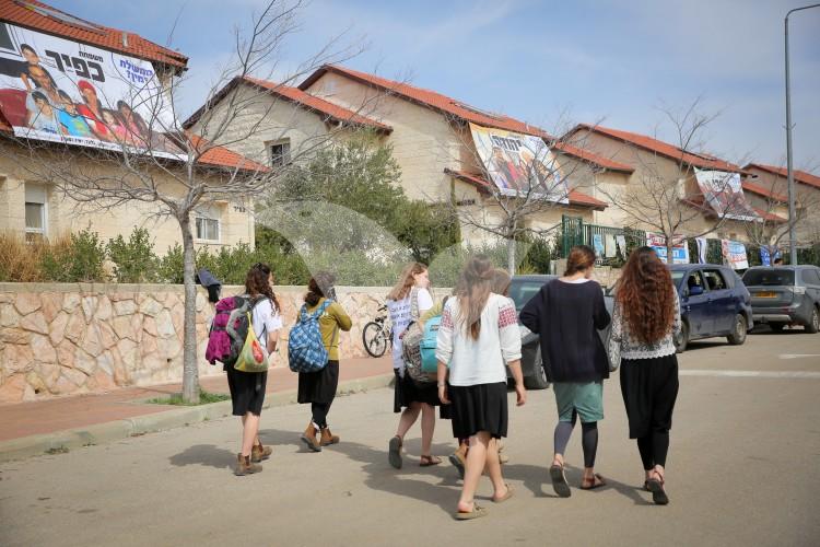 Youngsters in Ofra, in the street of the nine houses to de demolished