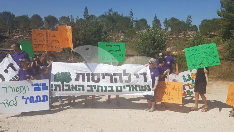 Netiv Ha’Avot residents protest against Prime Minister Netanyahu