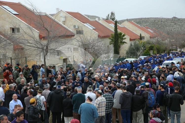 Eviction of Residents from Ofra, 28.2.17