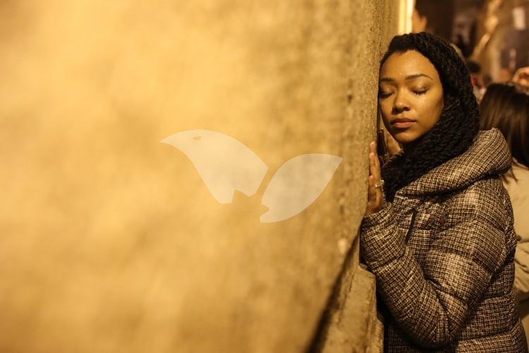 Sonequa Martin-Green at Western Wall. Credit Shauli Lendner 1