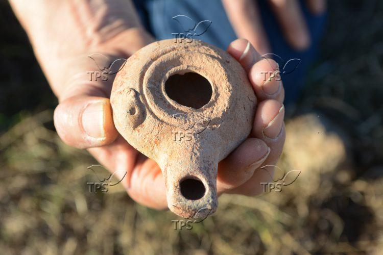 A Maccabean-era Candle Holder Was Found in Harod Valley