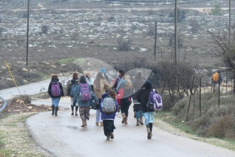 Dozens of Teens Walk towards the hill to Amona due to IDF roadblocks