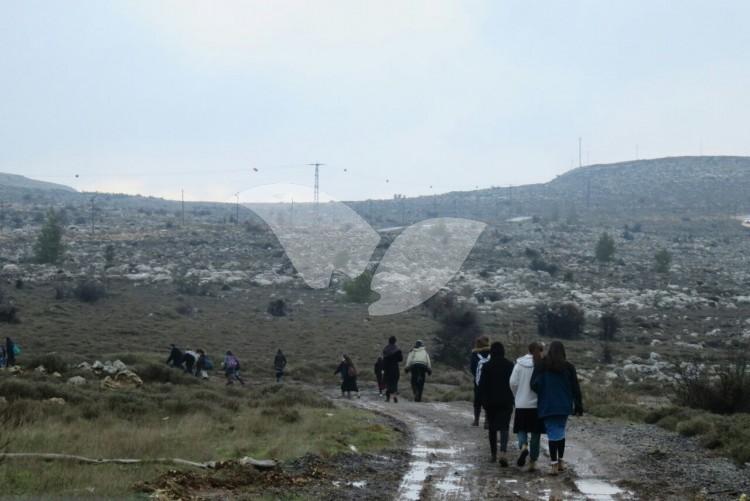 Dozens of Teens Walk towards the hill to Amona due to IDF roadblocks
