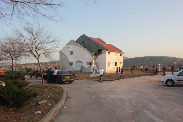 Police forces are taking over the ninth house in Ofra
